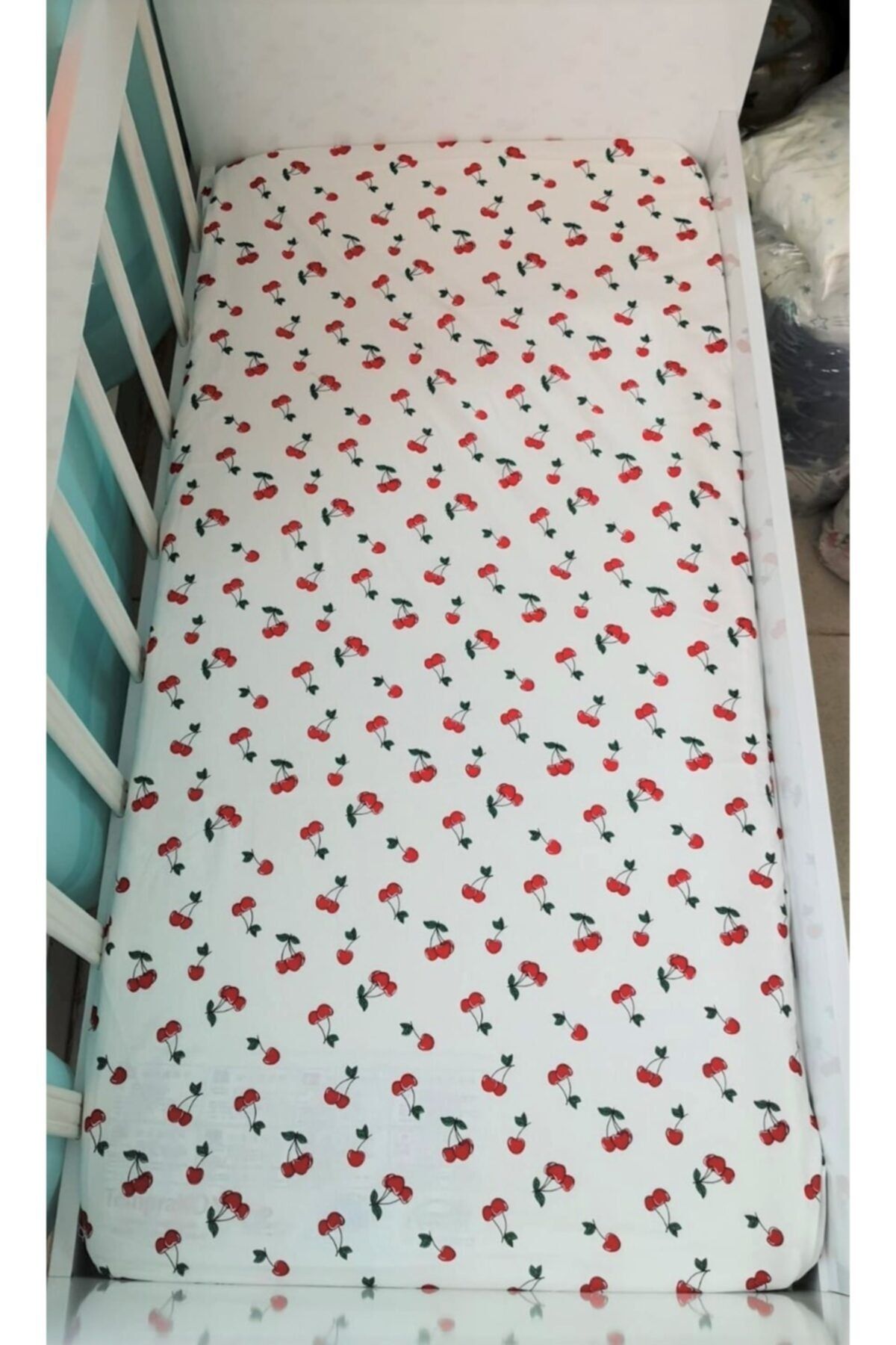 Bebek Özel Kırmızı Bebek ve Çocuk Pamuk Kiraz Desenli Lastikli Çarşaf 70x120