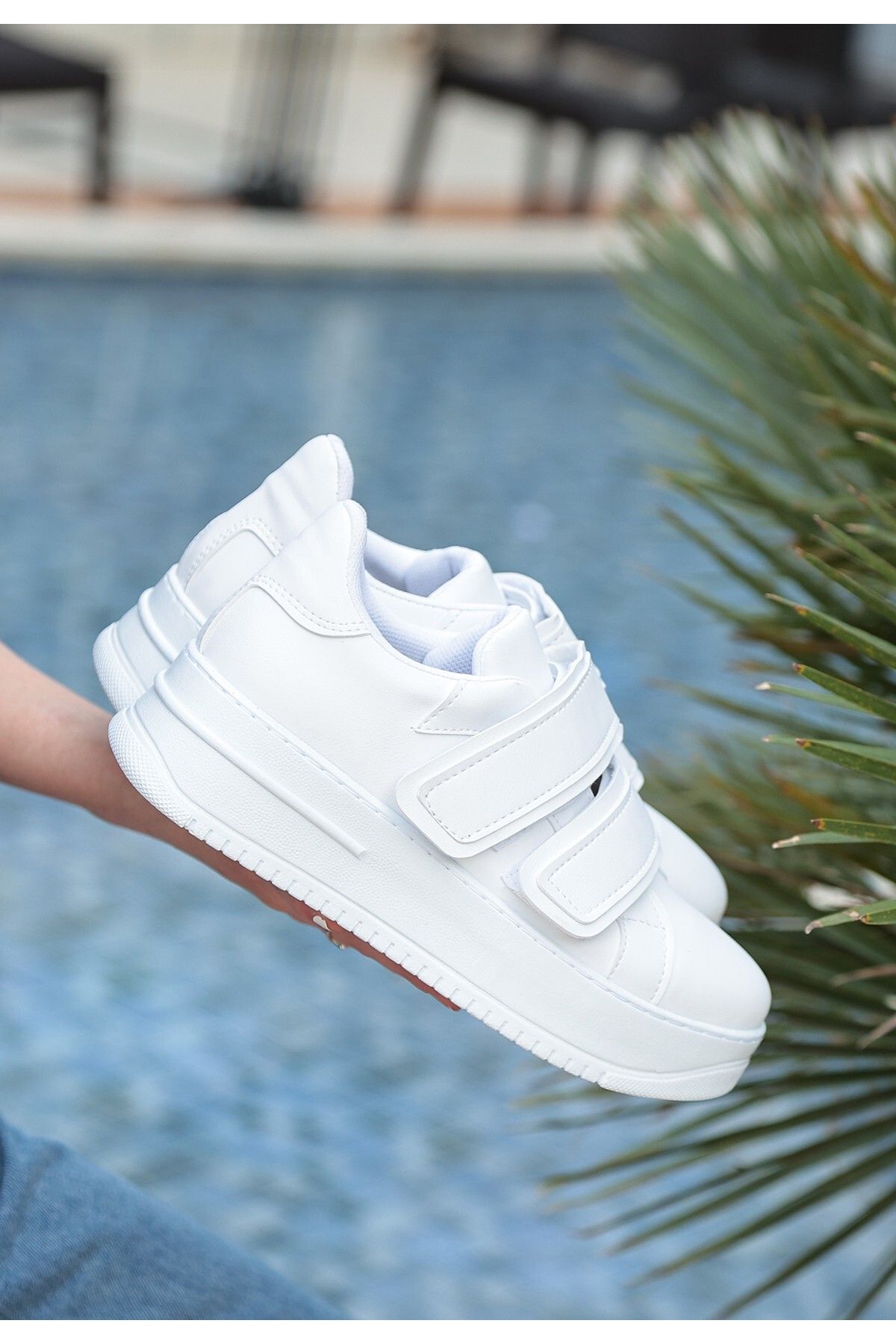 Womens white top velcro tennis shoes