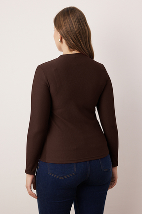 Kahverengi Aksesuar Düğmeli Uzun Kol Fitilli Örme Büyük Beden Bluz TBBAW26AF00078 Image 9