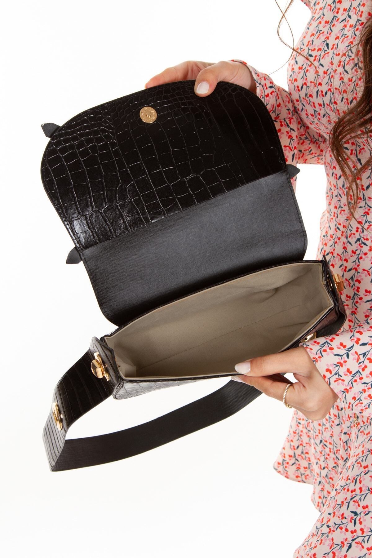 LandBags Women s Black Double Side Lock Strap Manc Model Bag