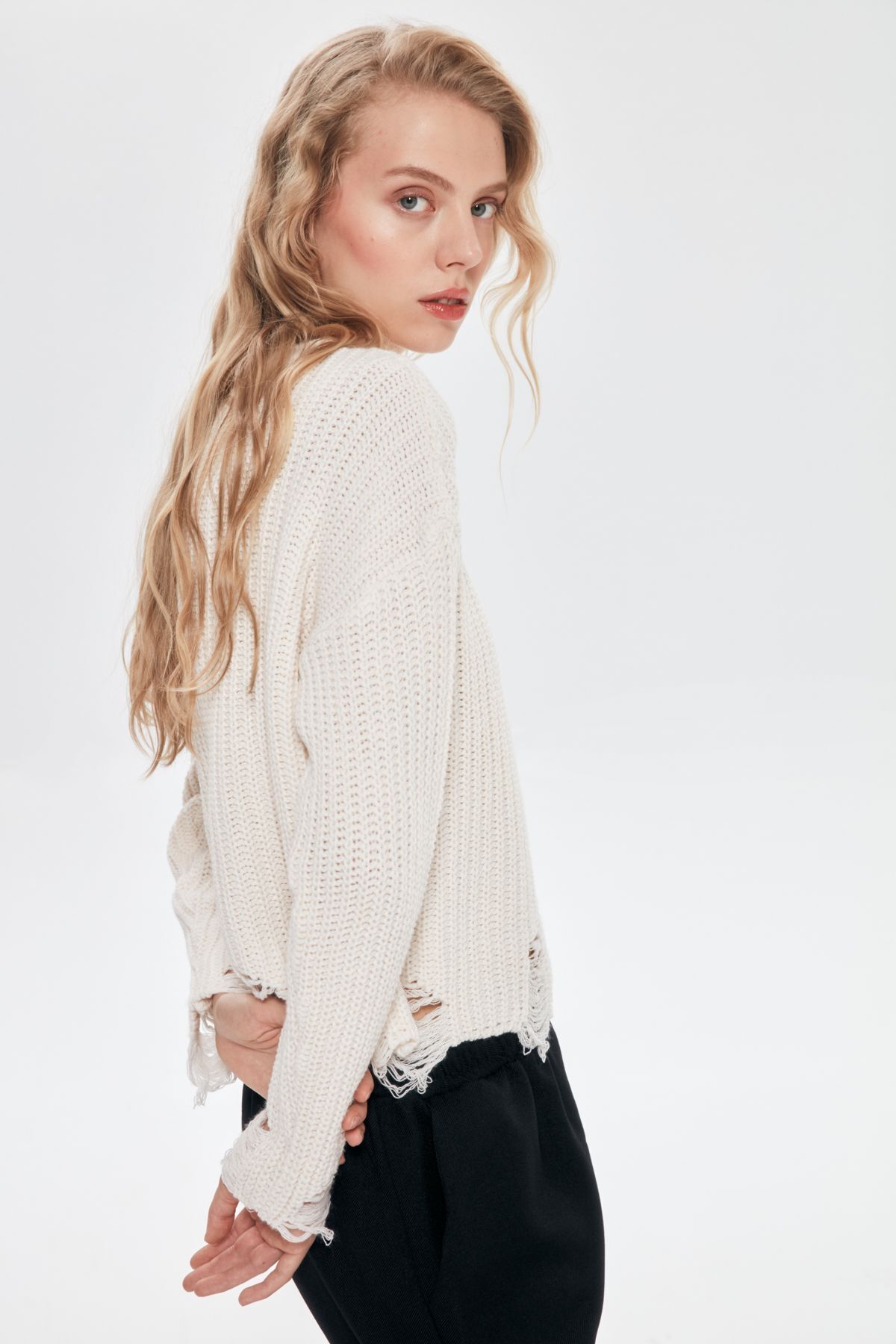 Quzu Ripped Detailed Crew Neck Sweater Ecru Trendyol