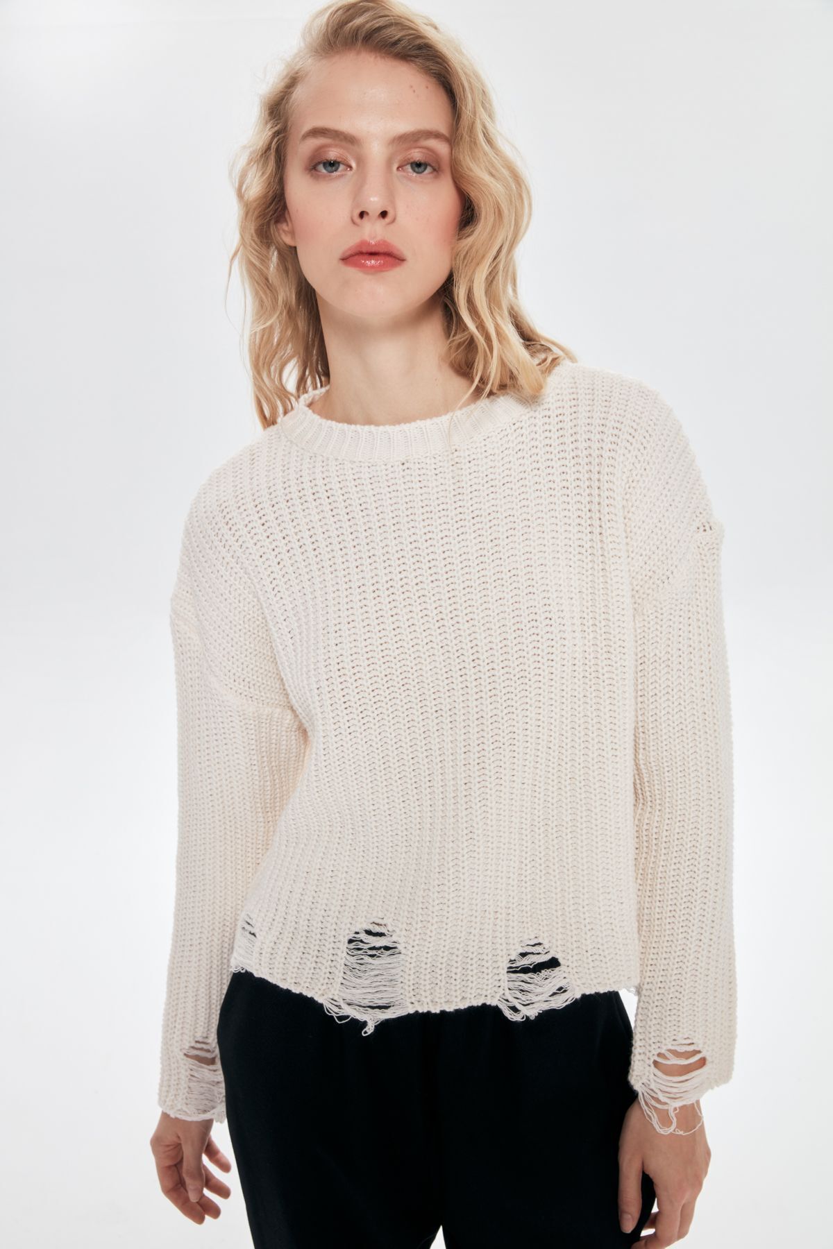 Quzu Ripped Detailed Crew Neck Sweater Ecru Trendyol