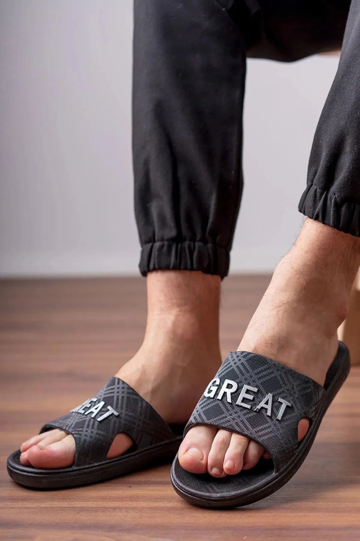 Slippers for wet 2025 floor