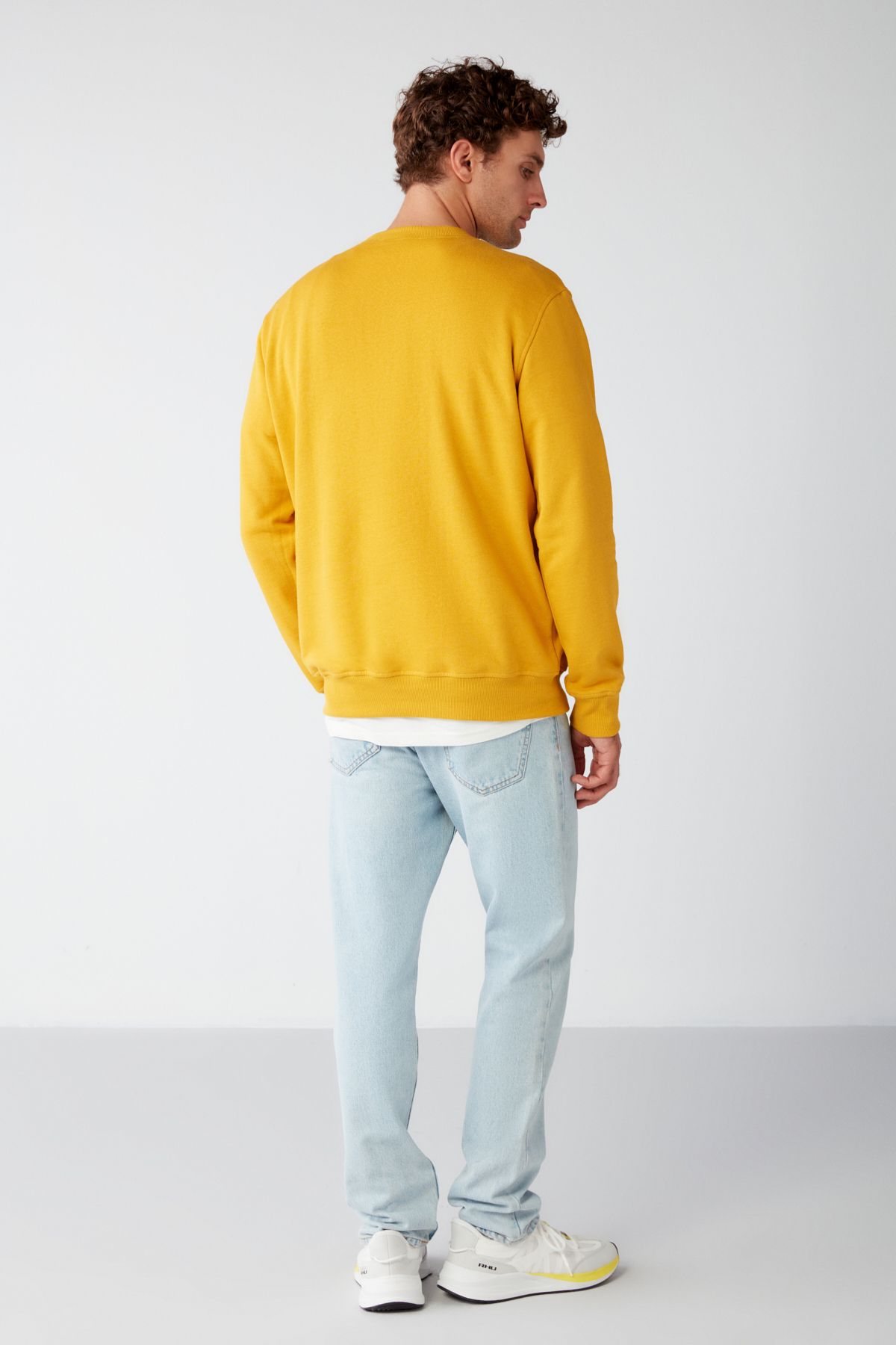Travis Erkek Yumuşacık Kumaşlı Regular Fit Yuvarlak Yakalı Safran Sarı Sweatshirt