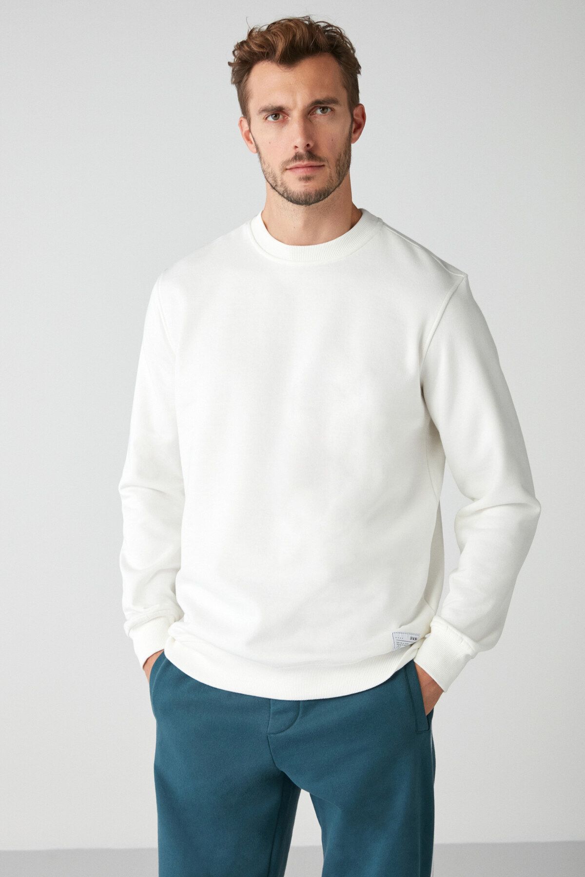 Travis Erkek Yumuşacık Kumaşlı Regular Fit Yuvarlak Yakalı Beyaz Sweatshirt