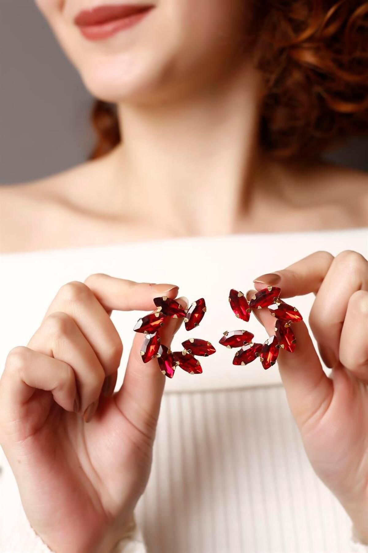 Stylish red outlet earrings