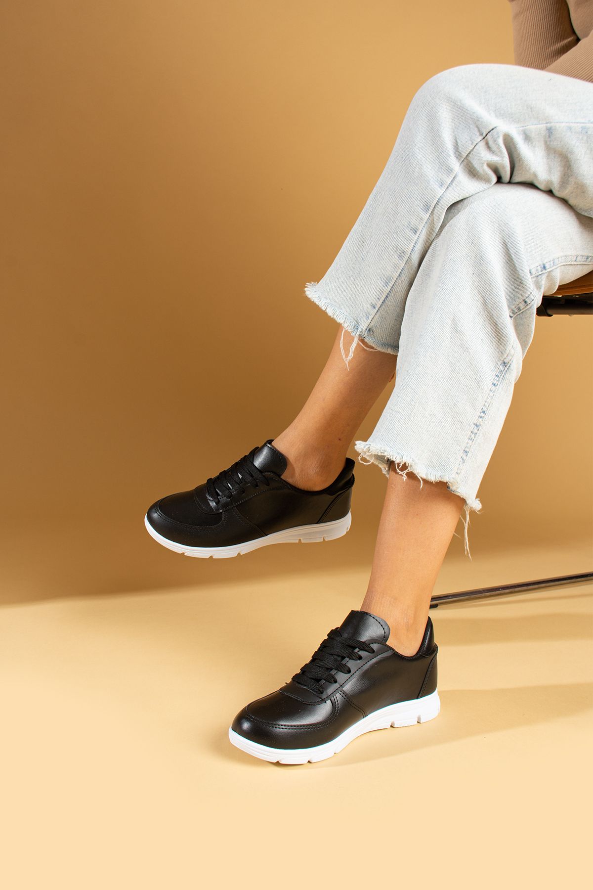 Kadın Siyah Cilt Bağcıklı Rahat Taban Sneaker Günlük Spor Ayakkabı