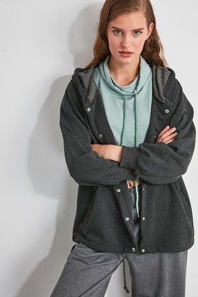 TRENDYOLMİLLA Antrasit Kap&uuml;şonlu Salaş &Ouml;rme Sweatshirt TWOAW20SW0307