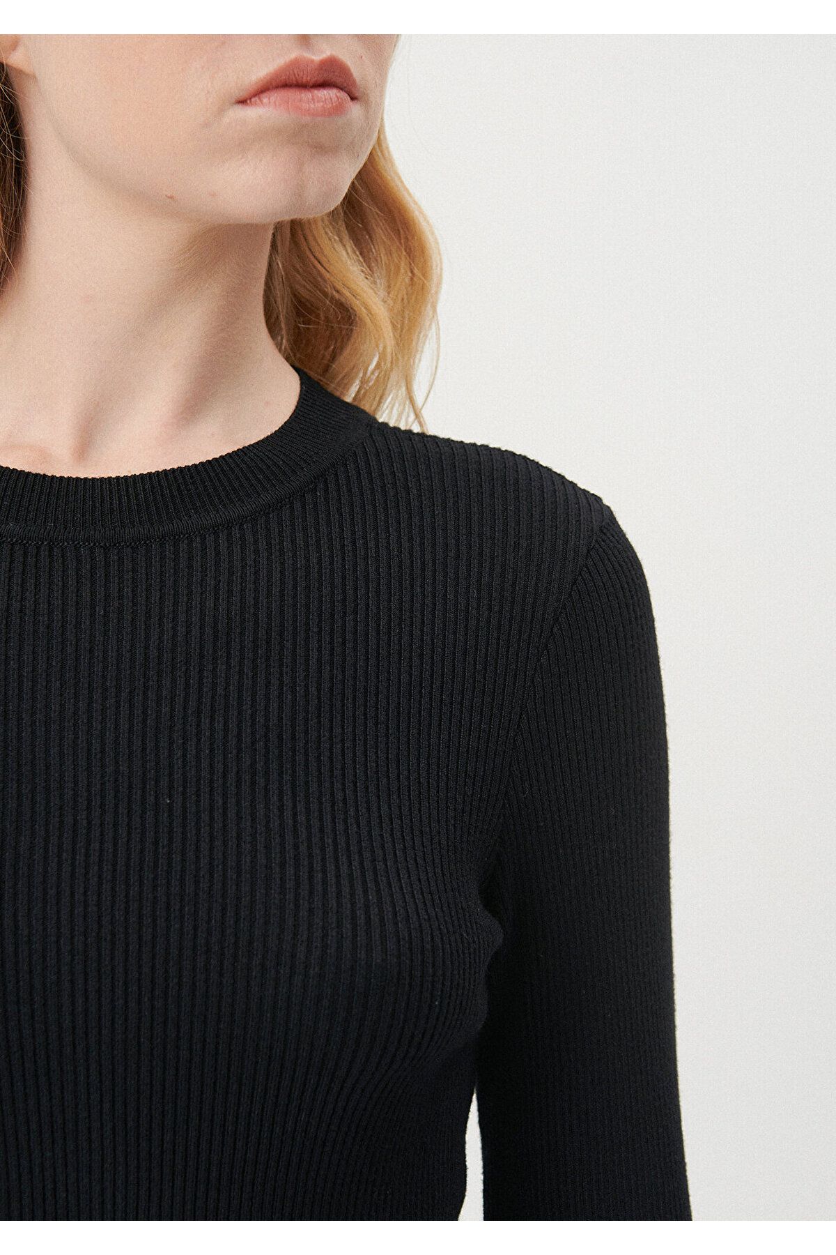 Black fitted sweater hotsell