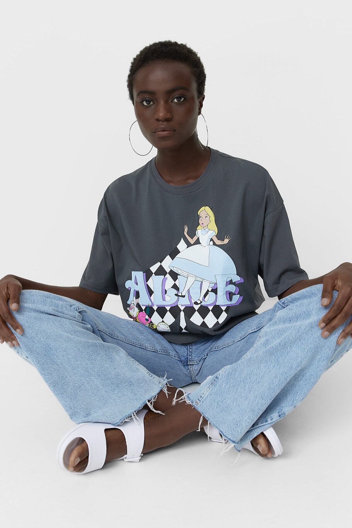 Maglietta alice nel paese delle meraviglie stradivarius clearance
