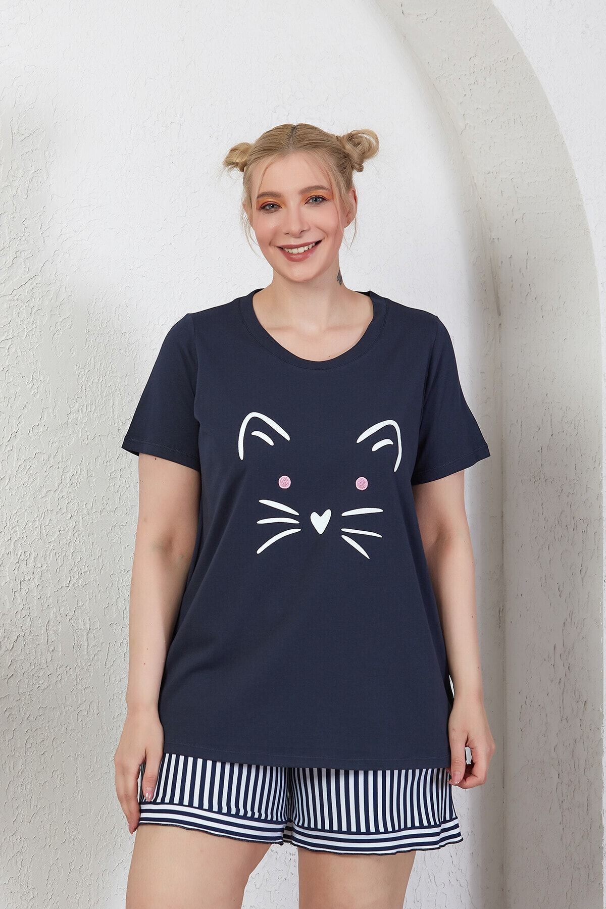 Büyük Moda Kadın Lacivert Çizgili Şortlu Pijama Takımı