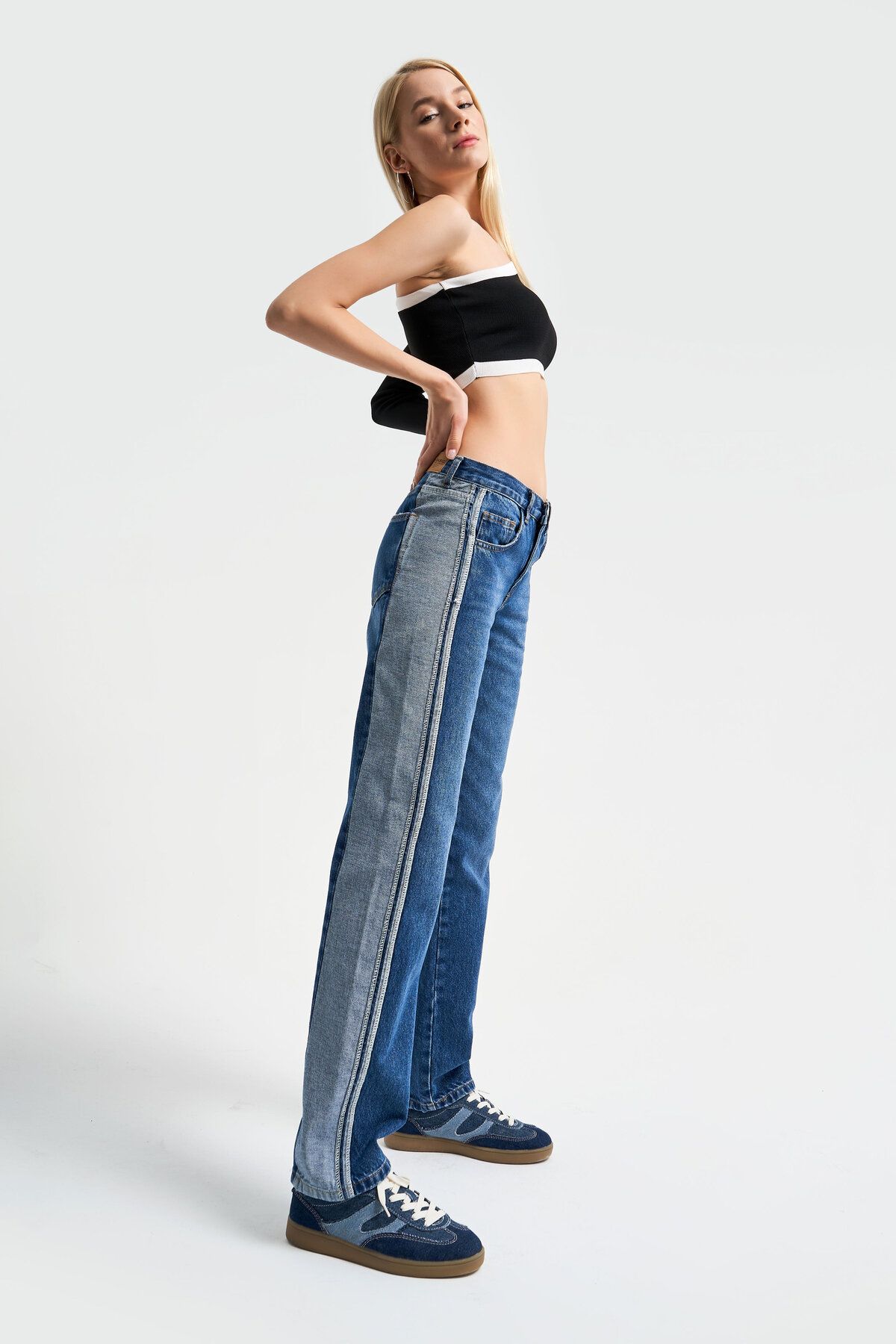 Jeans with top side color stripe