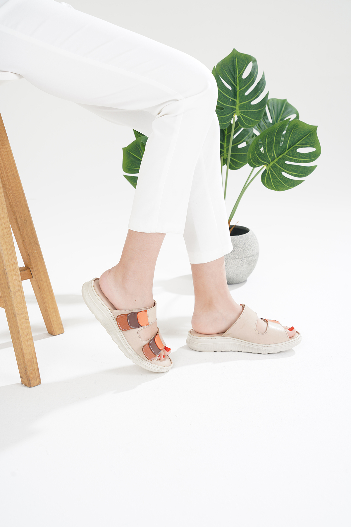 دمپایی چرم ارتوپدی میرا برای خار پاشنه مناسب است