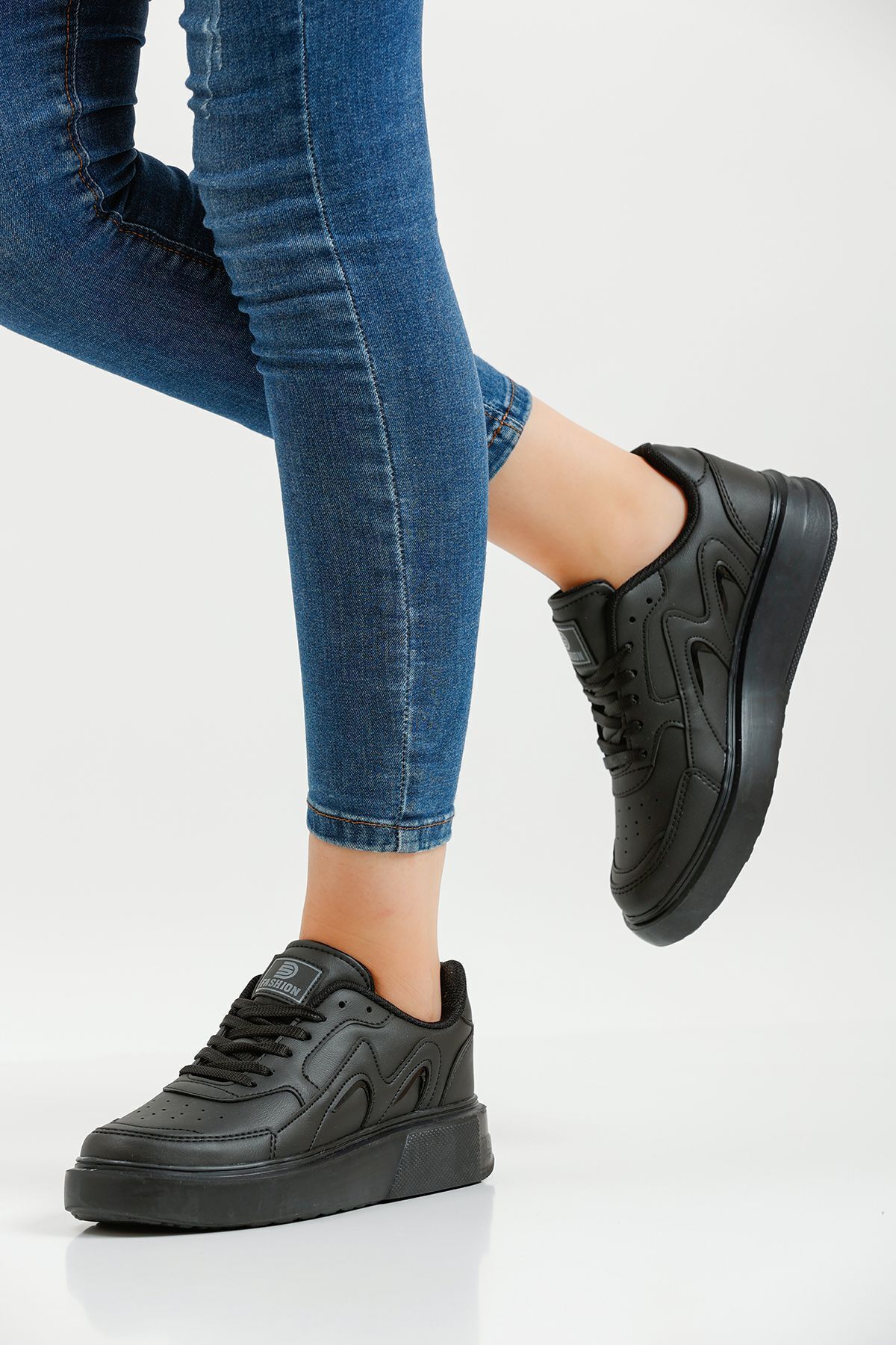 Flexible sports shoes hot sale