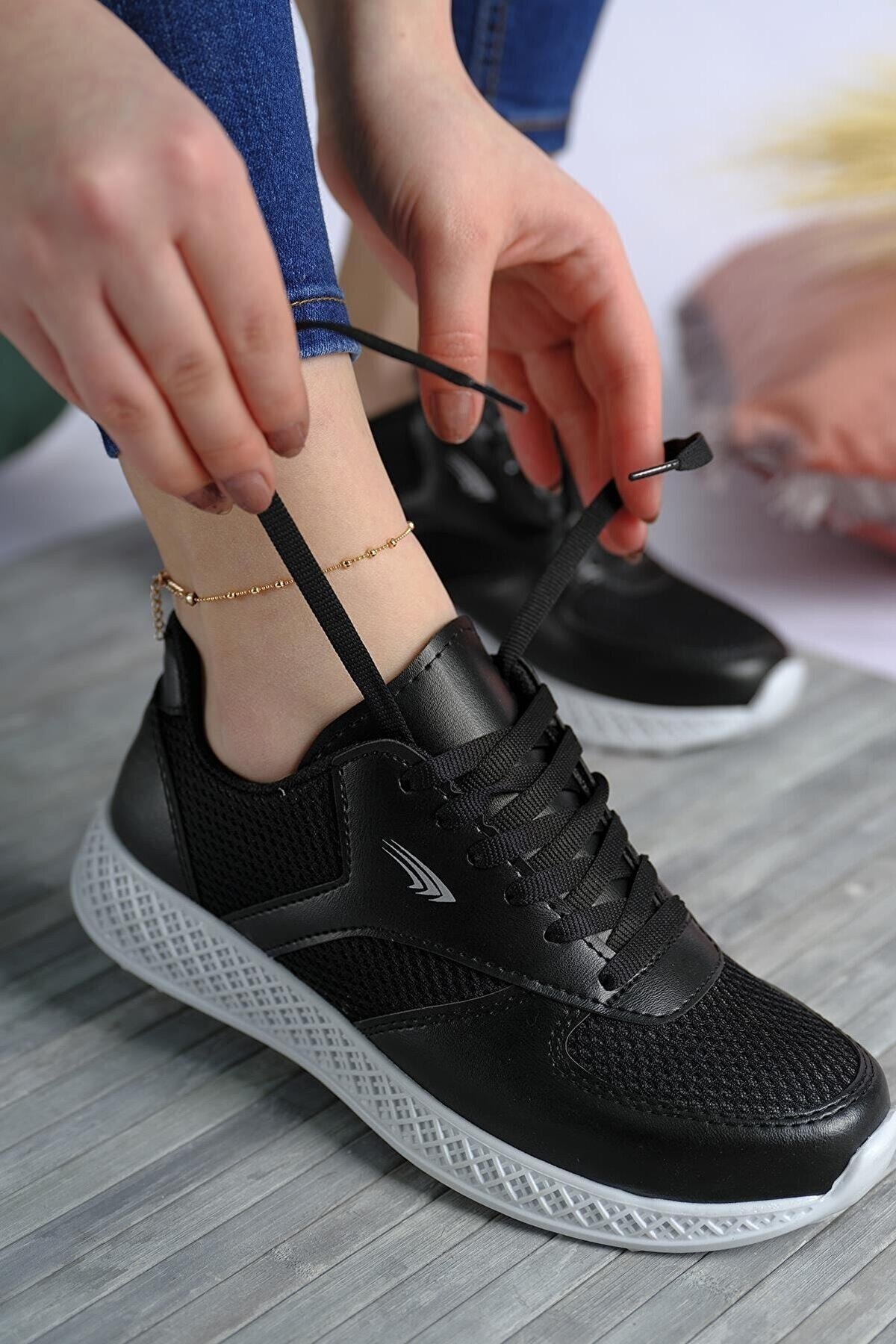 مشکی - کفش کتانی زنانه مشبک زیره ضخیم Stc197