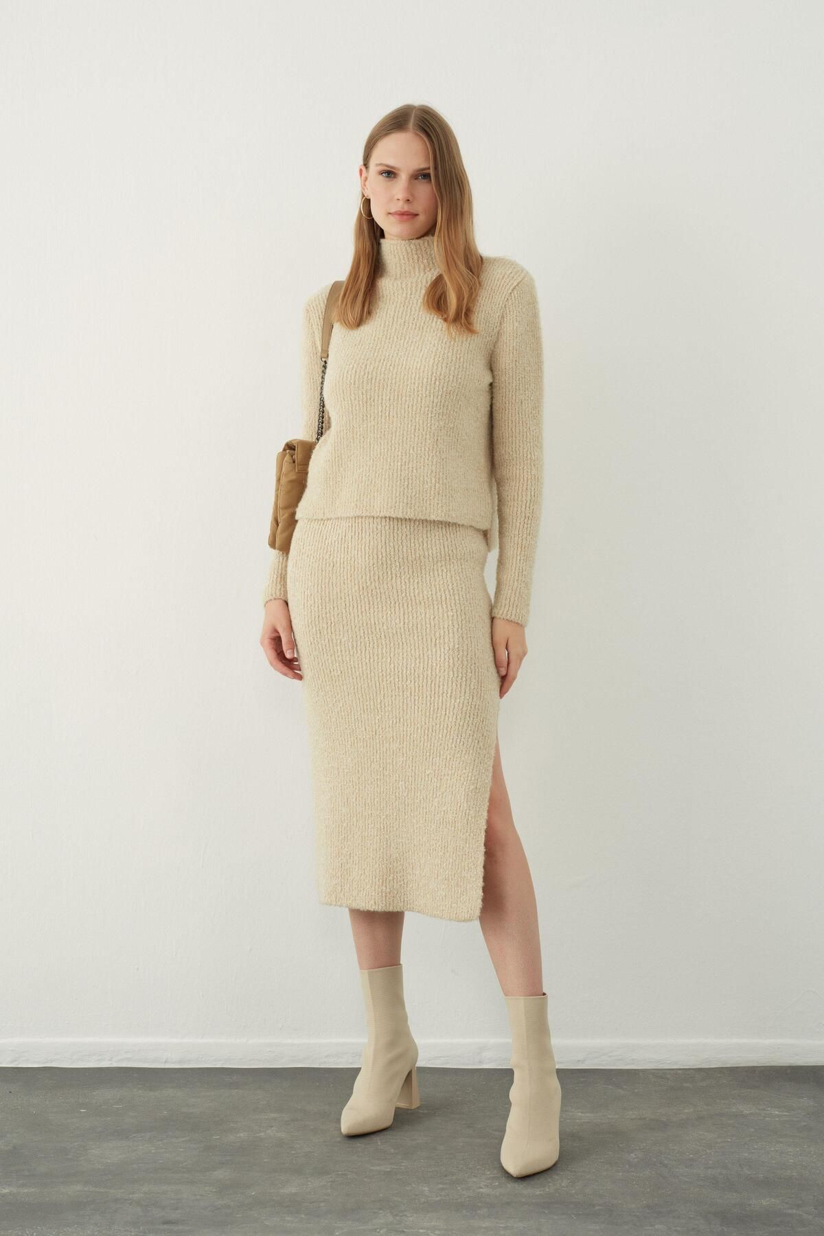 Beige knit top skirt