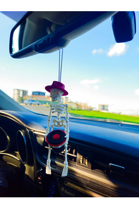 Fötr Şapkalı Bass Tutan Iskelet Ayna Süsü (beyaz-kırmızı) Araba Süsü - Dikiz Aynası Süsü Zincirli Image 1