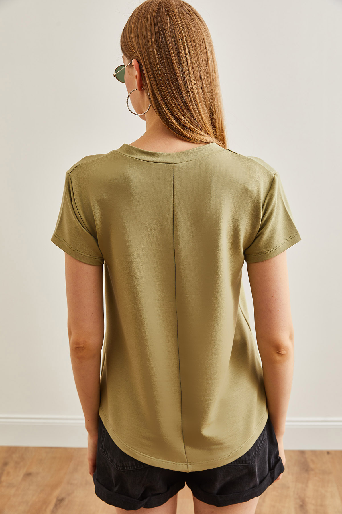 تی شرت مدال یقه ویژ خاکی زنانه TSH-19000773