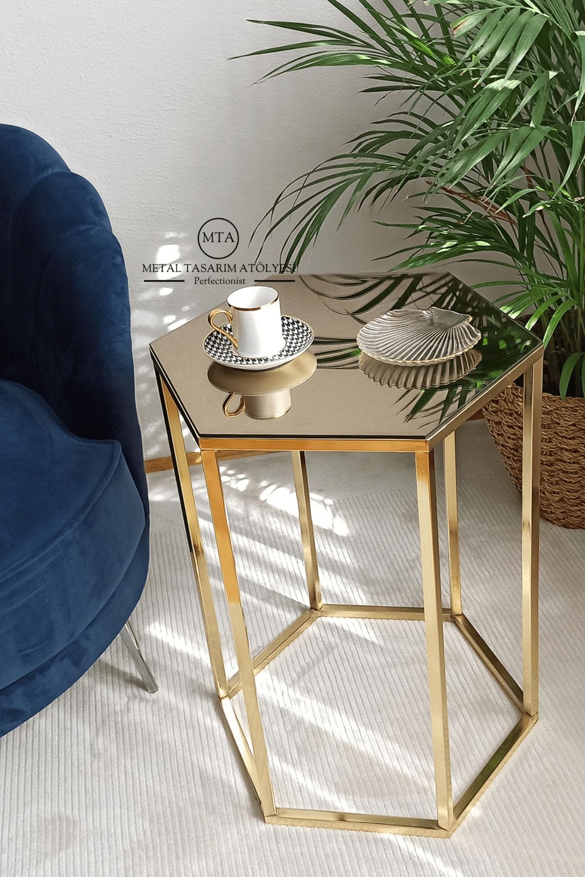 METAL TASARIM ATÖLYESİ Corner Metal Ayaklı Aynalı Camlı Dekoratif Yan Sehpa & Laptop Sehpası & Ofis Sehpası - Gold - Bronz