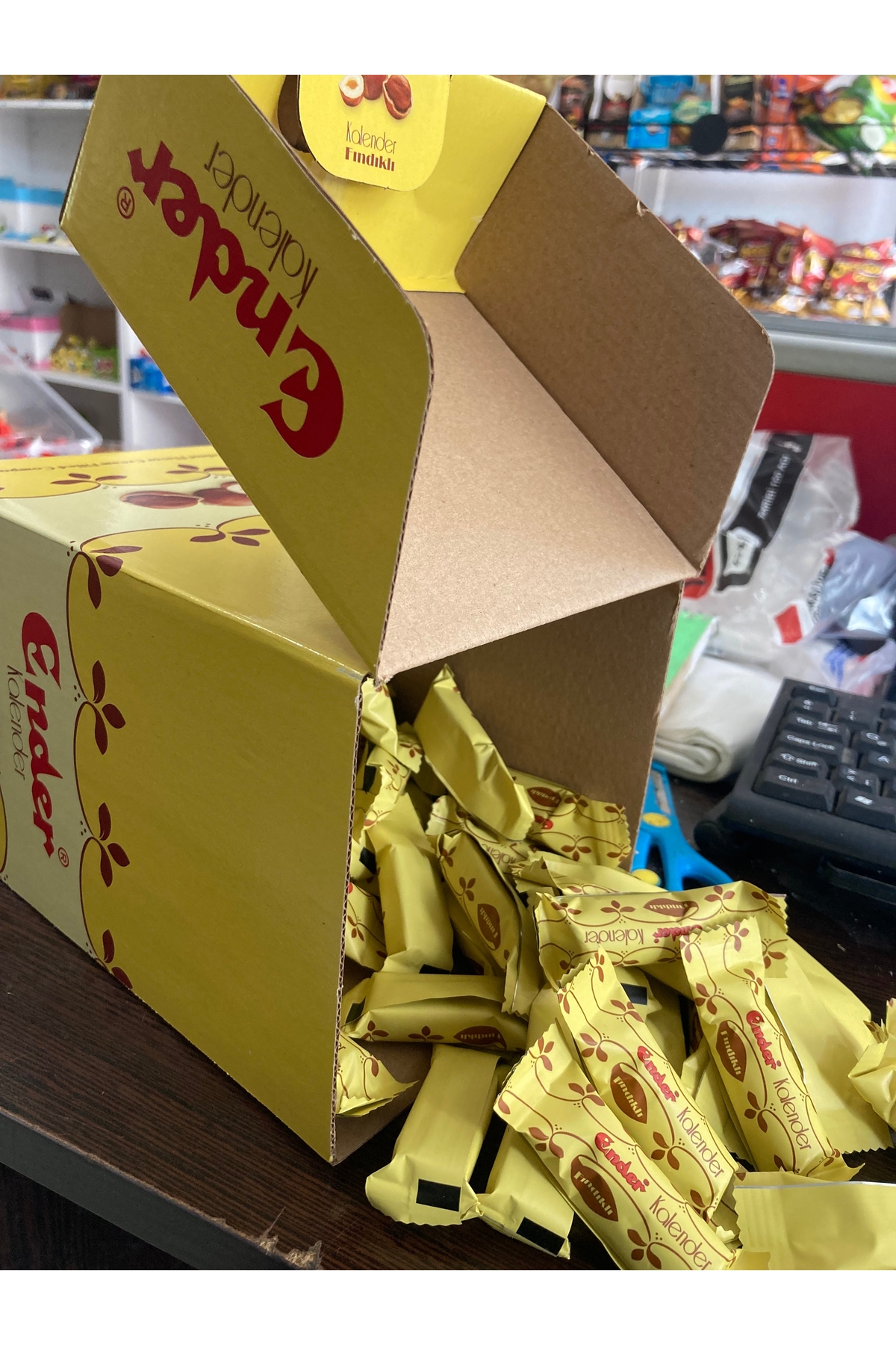 کرم فندقی Ender Calender آب نبات تعطیلات (1) کیلوگرم