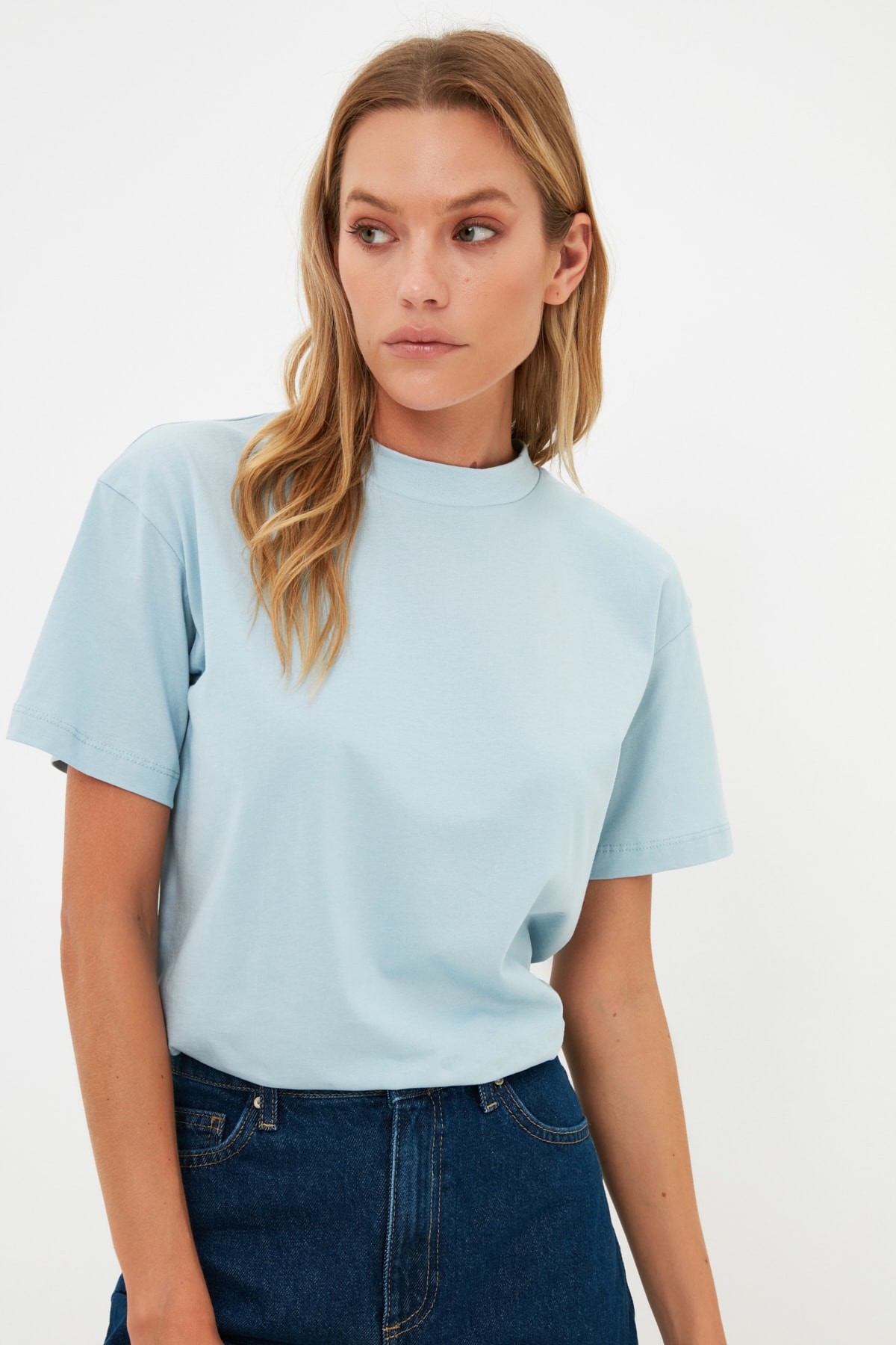 TRENDYOLMİLLA Mavi Dik Yaka Basic Örme T-shirt TWOAW20TS0096