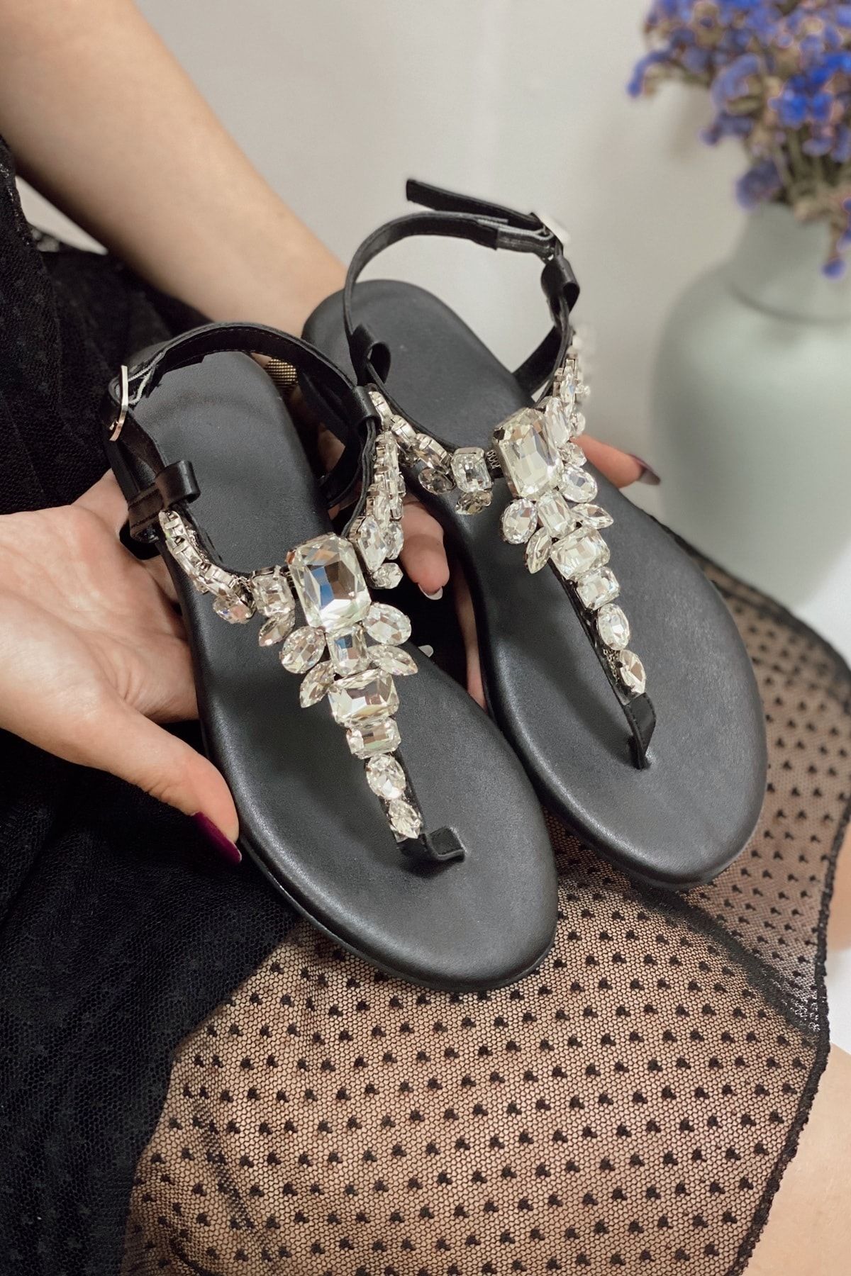 Nil Shoes Siyah Cilt Melinda Taşlı Düz Sandalet