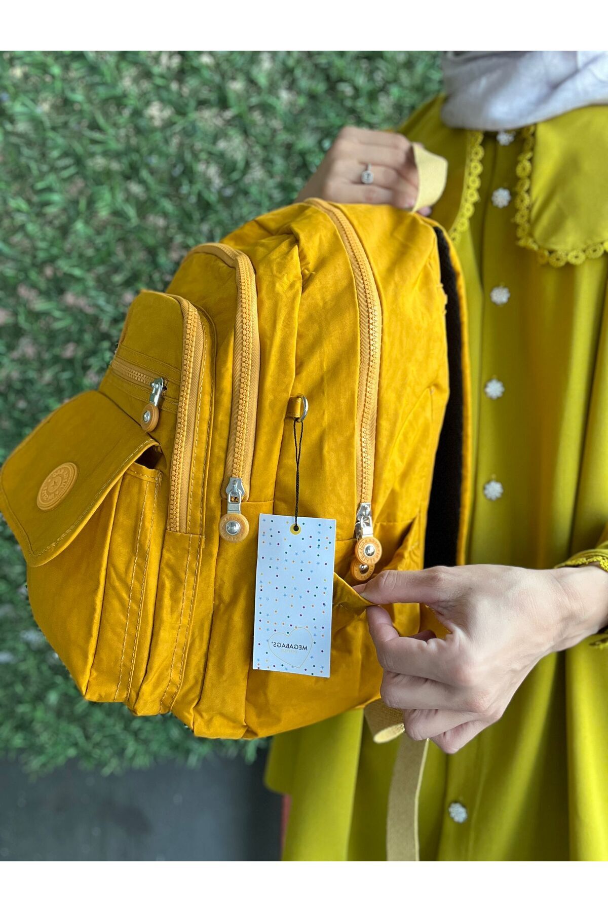 کیف مدرسه بند ارتوپدی قابل تنظیم یونیسکس کرم سایز مگا با 9 محفظه و محفظه لپ تاپ