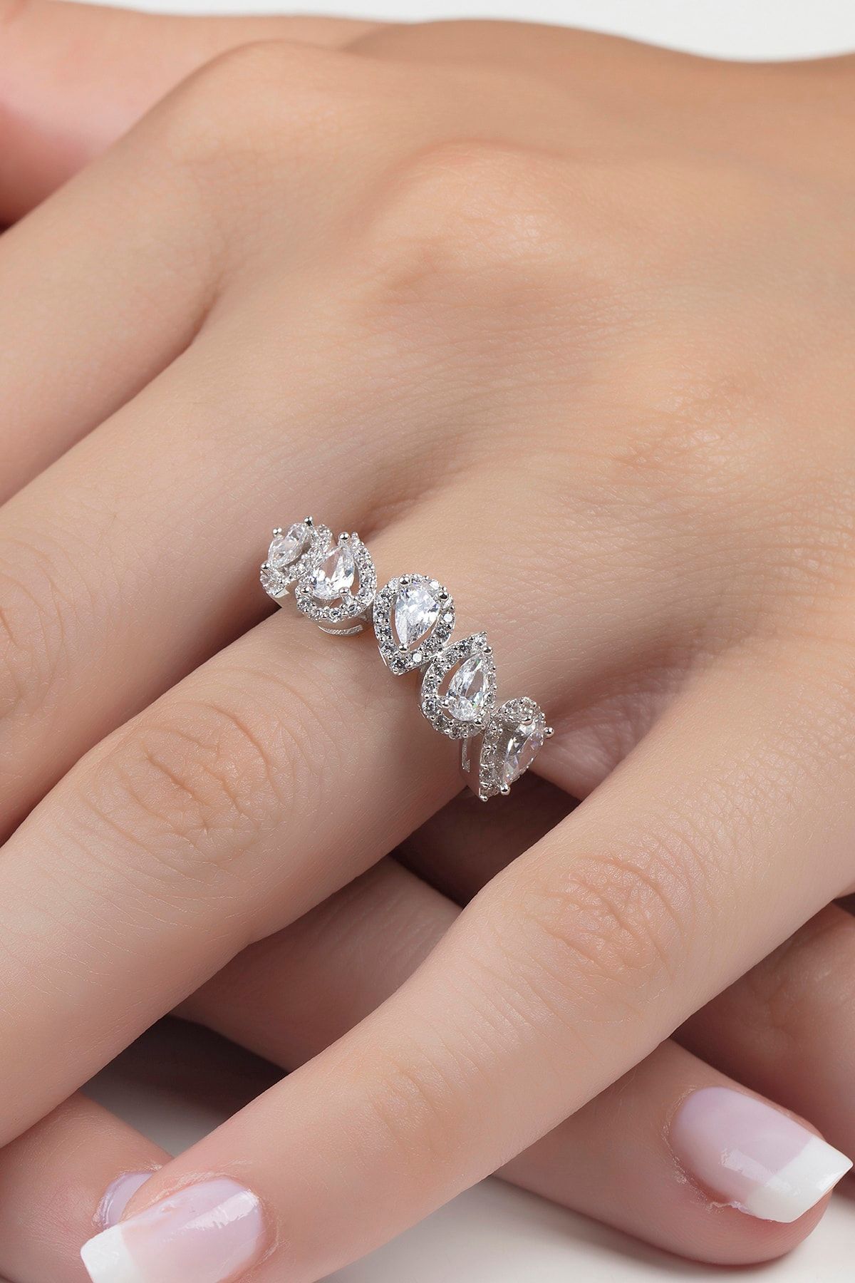 Şenart Jewelery 14 Ayar Beyaz Altın Pırlanta Montür Damla Taşlı Beştaş