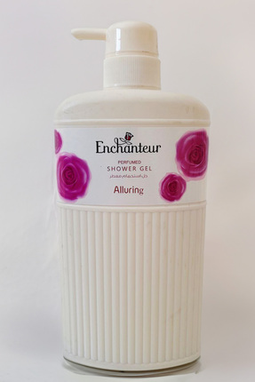 duş jeli 550ml (Alluring) Image 0