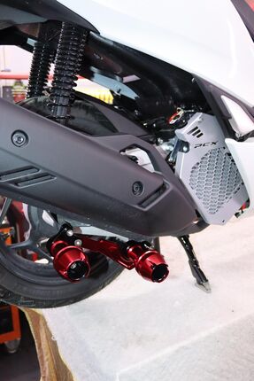 HONDA PCX TÜM MODELLERE UYUMLU EGZOZ TAKOZ METAL KIRMIZI RENK Image 1