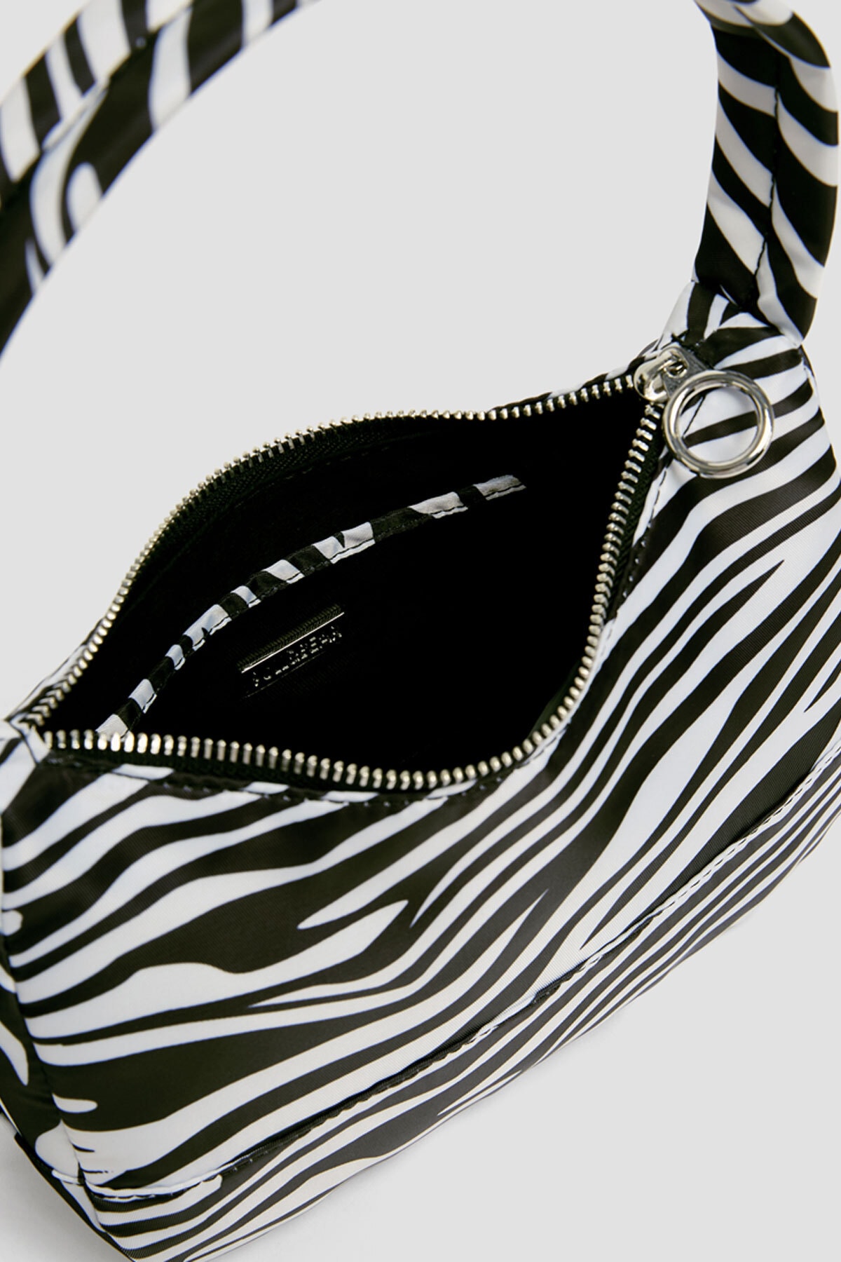 pull bear kadin zebra desenli mini kol cantasi 14096640 fiyati yorumlari trendyol