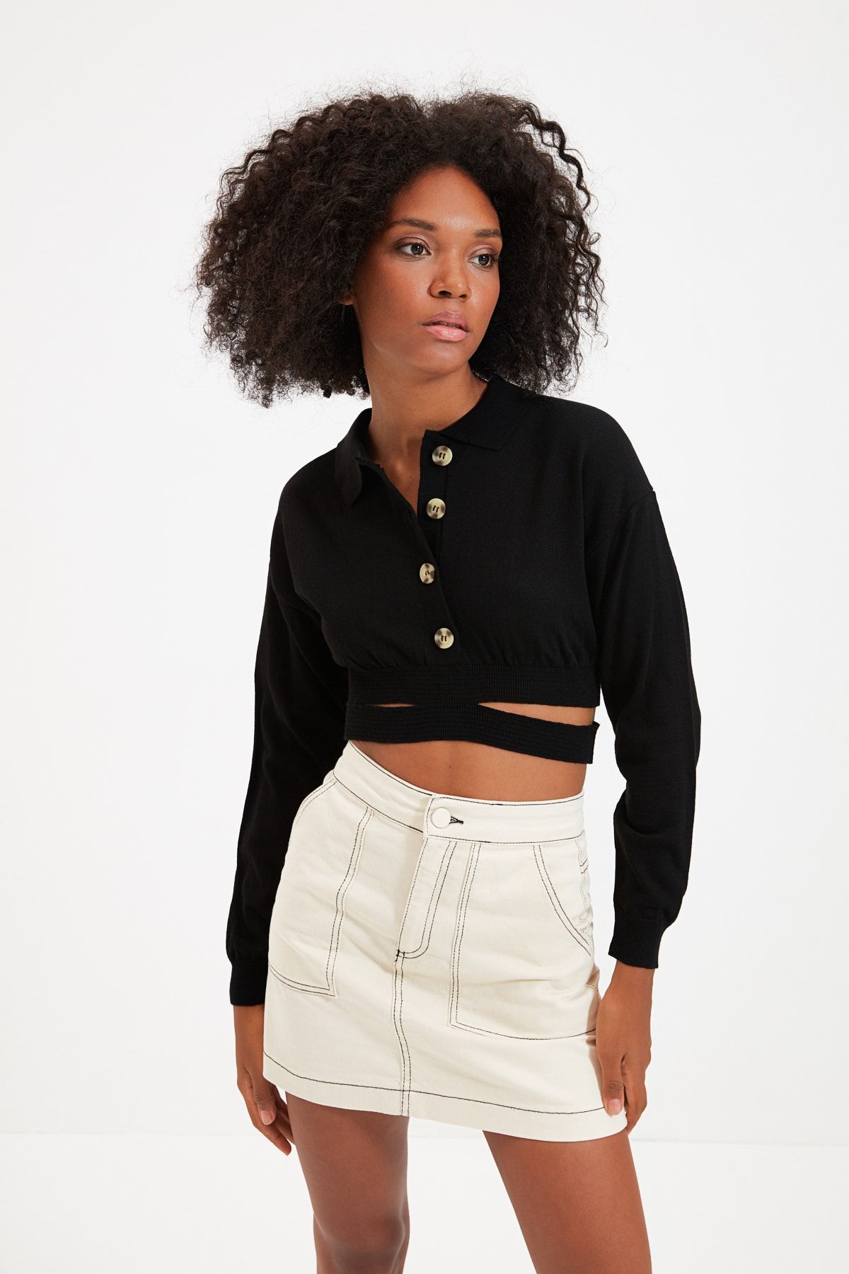 TRENDYOLMİLLA Siyah Yaka Cut Out Detaylı Triko Hırka TWOAW22HI0094