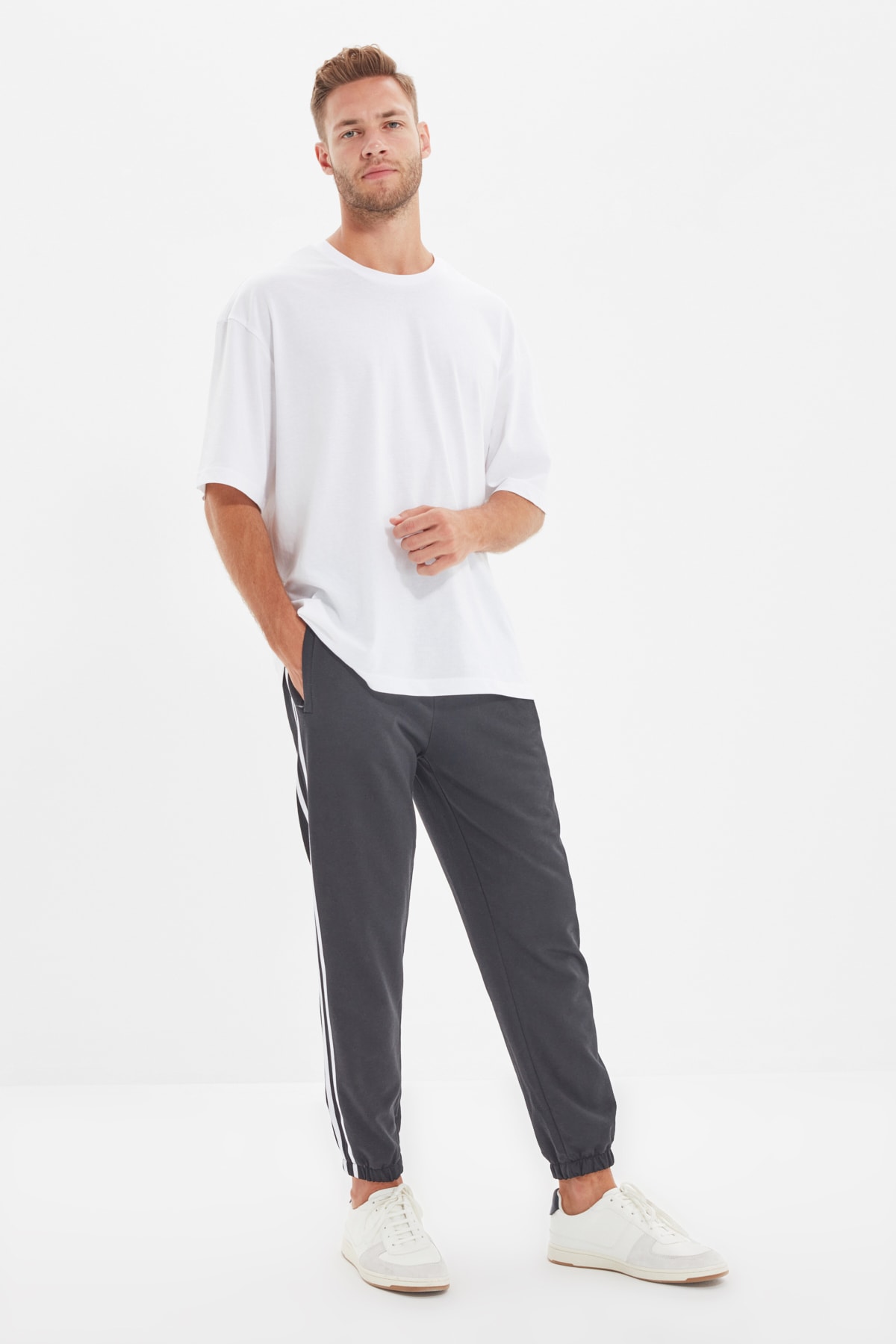 TRENDYOL MAN Siyah Erkek Regular Fit Şeritli Lastikli Eşofman Altı TMNSS20EA0050