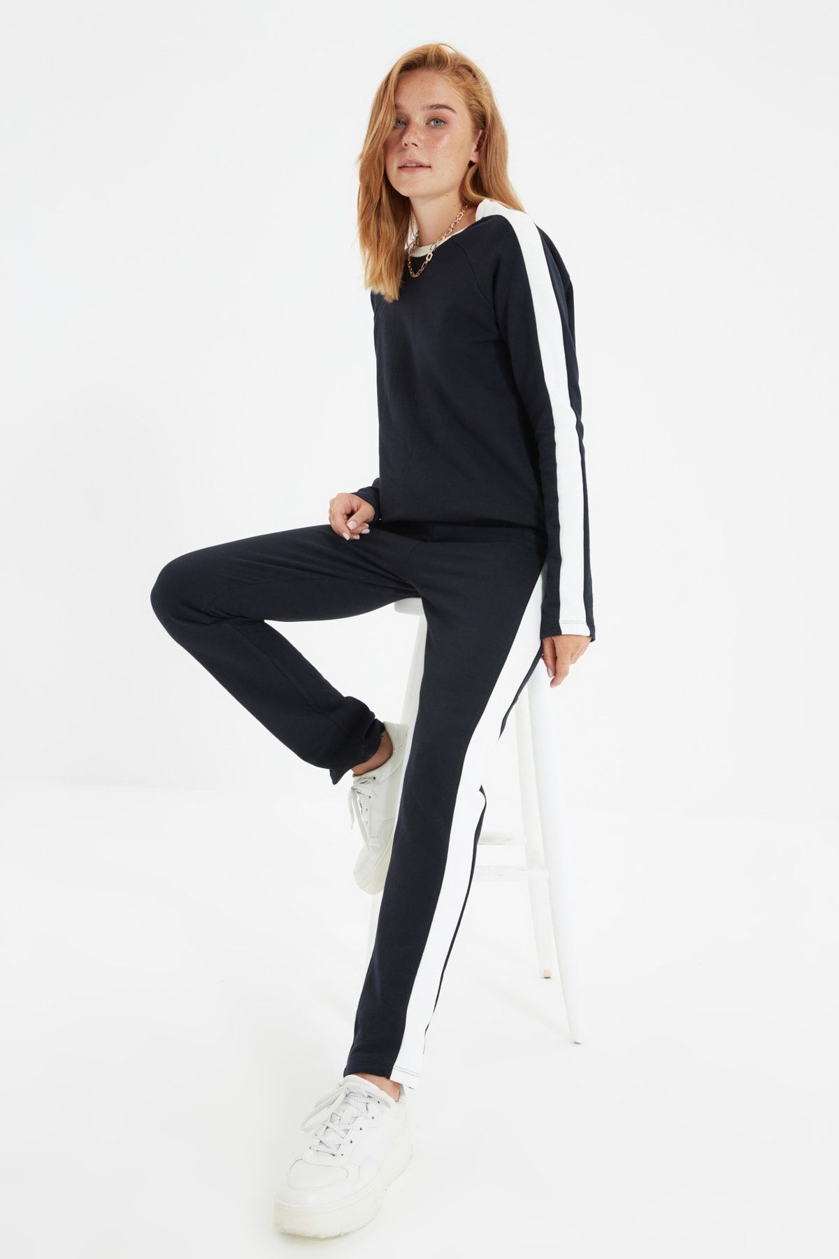 TRENDYOLMİLLA Lacivert Straight Fit Örme İnce Eşofman Altı TWOAW22EA0006
