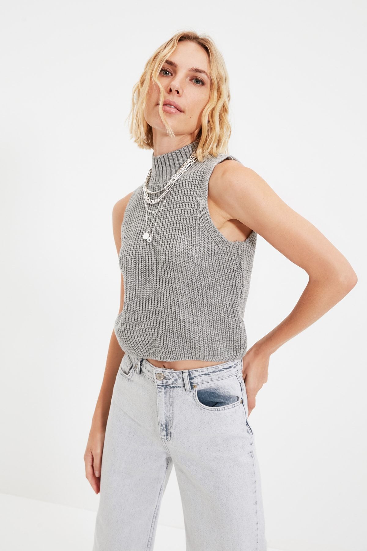 TRENDYOLMİLLA Gri Dik Yaka Triko Süveter TWOAW22SV0025