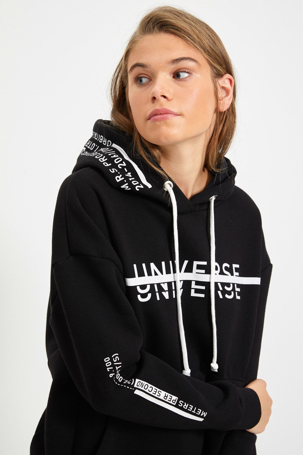 TRENDYOLMİLLA Siyah Baskılı Kapüşonlu Oversize Örme İnce Sweatshirt TWOAW21SW0036