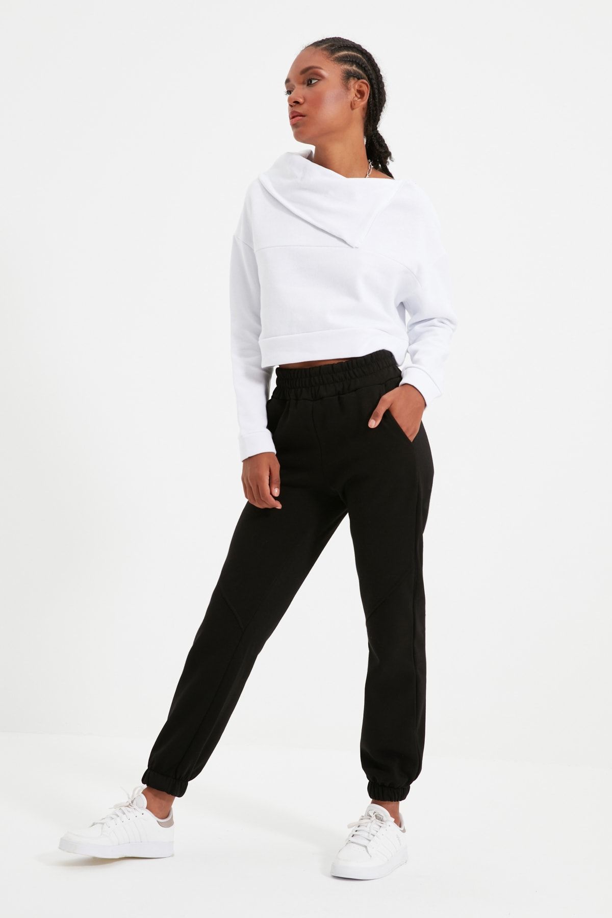 TRENDYOLMİLLA Siyah Basic Jogger Şardonlu Örme Eşofman Altı TWOAW21EA0010