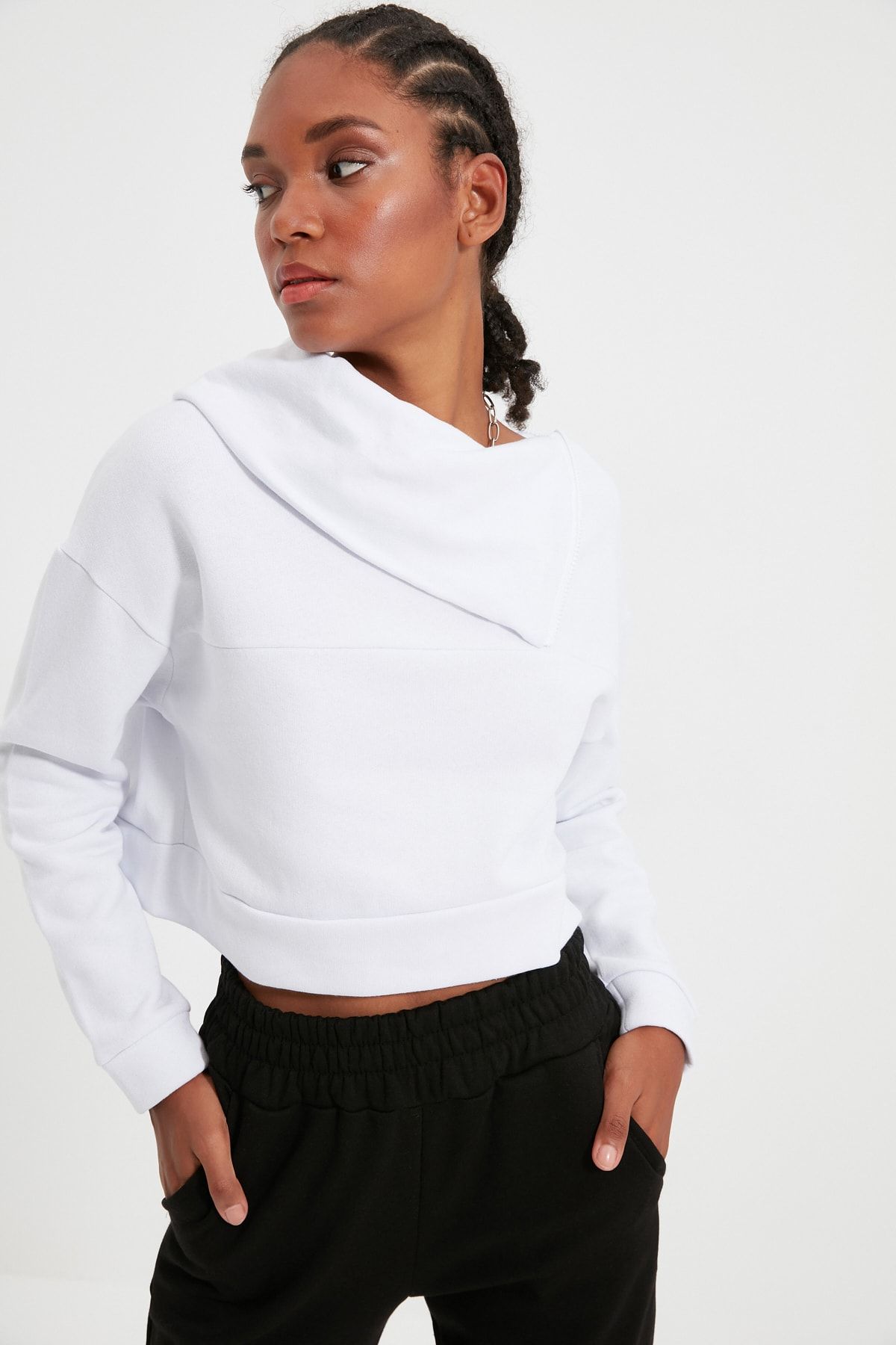 TRENDYOLMİLLA Beyaz Fermuarlı Dik Yaka Crop Şardonlu Örme Sweatshirt TWOAW21SW0121