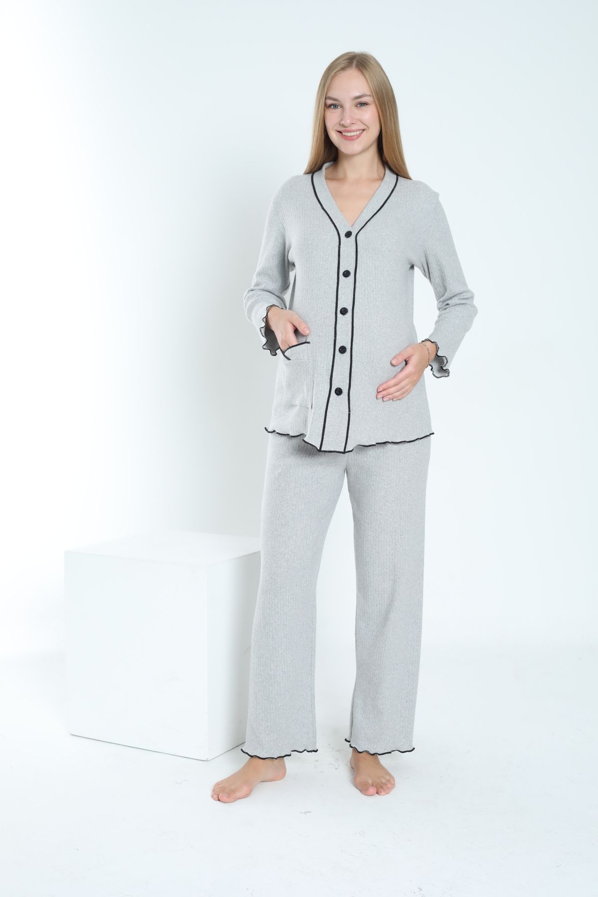 ست لباس خواب بارداری و بعد از زایمان با دکمه در جلو، دور کمر، آستین و پاها با جزئیات قابل تنظیم