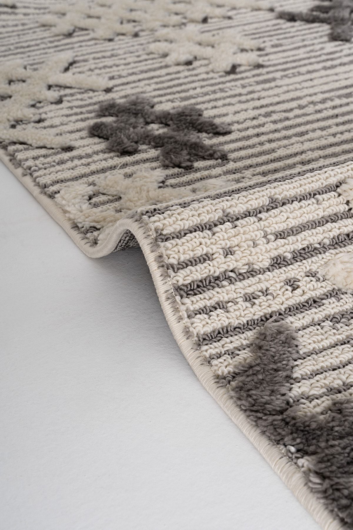 فرش اتاق نشیمن ساکورا 2205 خاکستری ضد گرد و غبار با طرح‌های قومی بافته شده مدرن