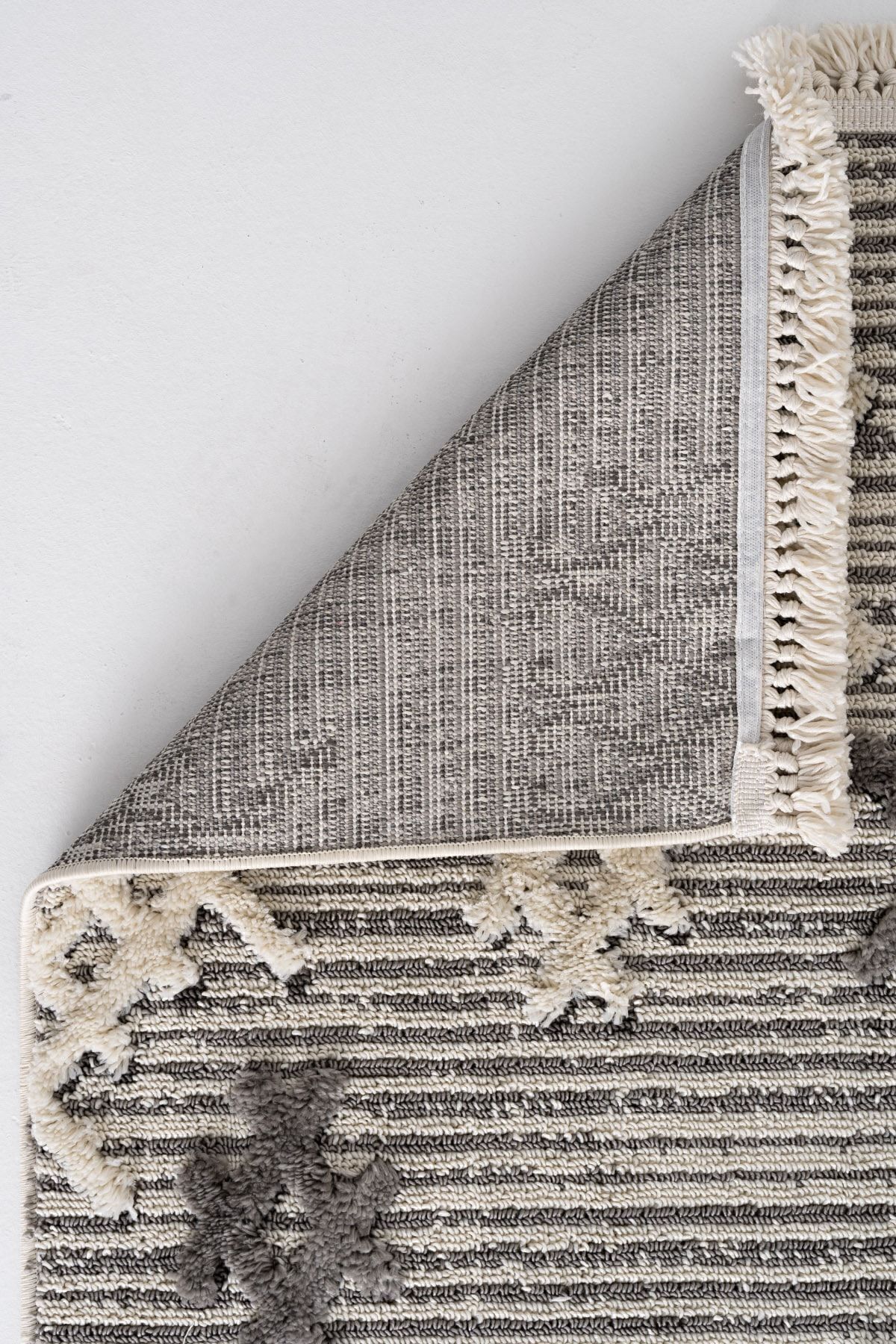 فرش اتاق نشیمن ساکورا 2205 خاکستری ضد گرد و غبار با طرح‌های قومی بافته شده مدرن