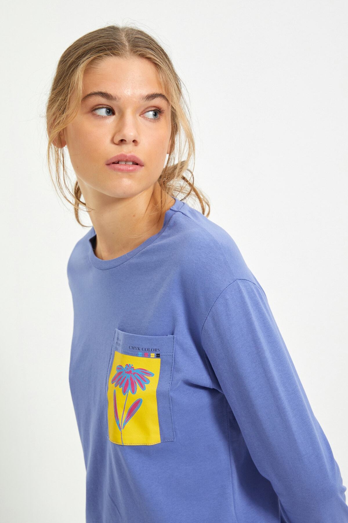 TRENDYOLMİLLA Açık Mor Sırt ve Ön Baskılı Semi-Fitted Örme T-Shirt TWOAW22TS0036