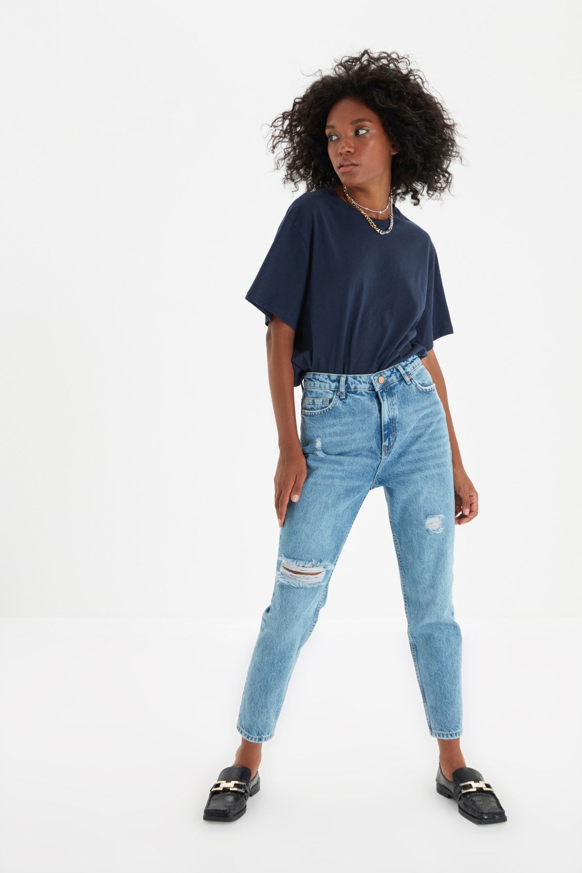 TRENDYOLMİLLA Koyu Mavi Yırtık Detaylı Yüksek Bel Mom Jeans TWOSS21JE0110