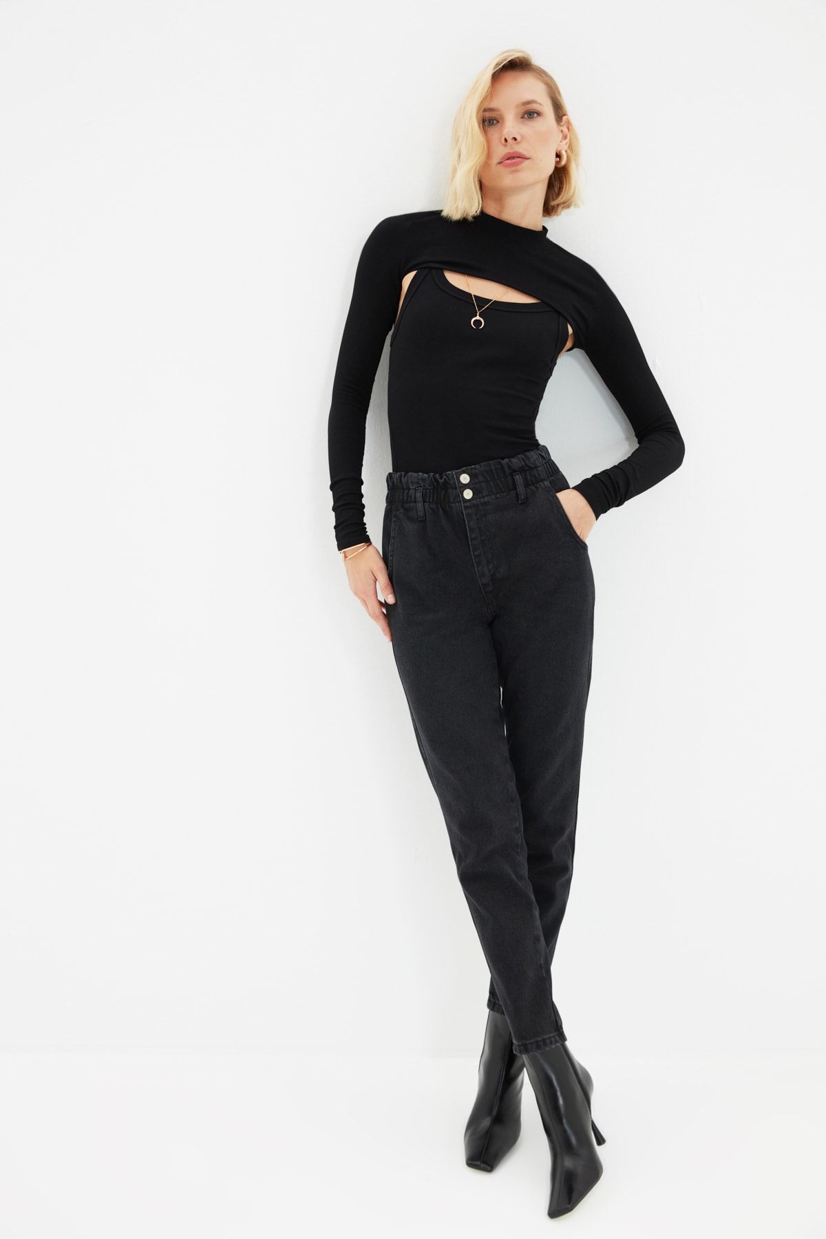 TRENDYOLMİLLA Siyah Çift Düğmeli Beli Lastikli Yüksek Bel Mom Jeans TWOSS21JE0228