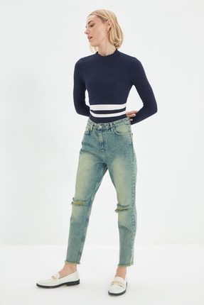 TRENDYOLMİLLA Yeşil Yıkama Efektli Yırtık Detaylı Y&uuml;ksek Bel Mom Jeans TWOAW22JE0392