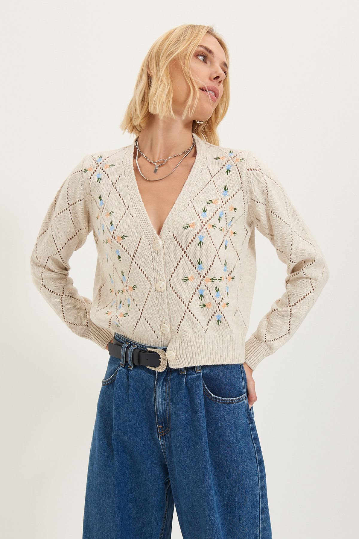 TRENDYOLMİLLA Taş Nakışlı Triko Hırka TWOAW22HI0188