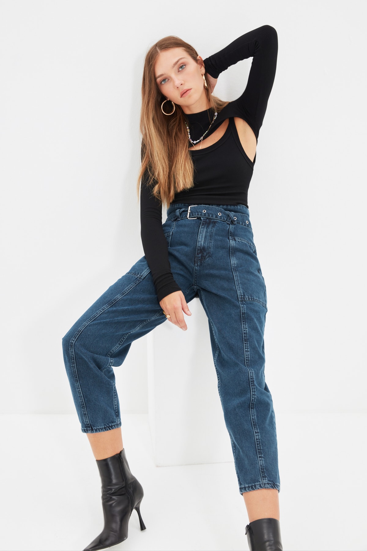 TRENDYOLMİLLA Lacivert Kemerli Dikiş Detaylı Yüksek Bel Mom Jeans TWOAW22JE0113