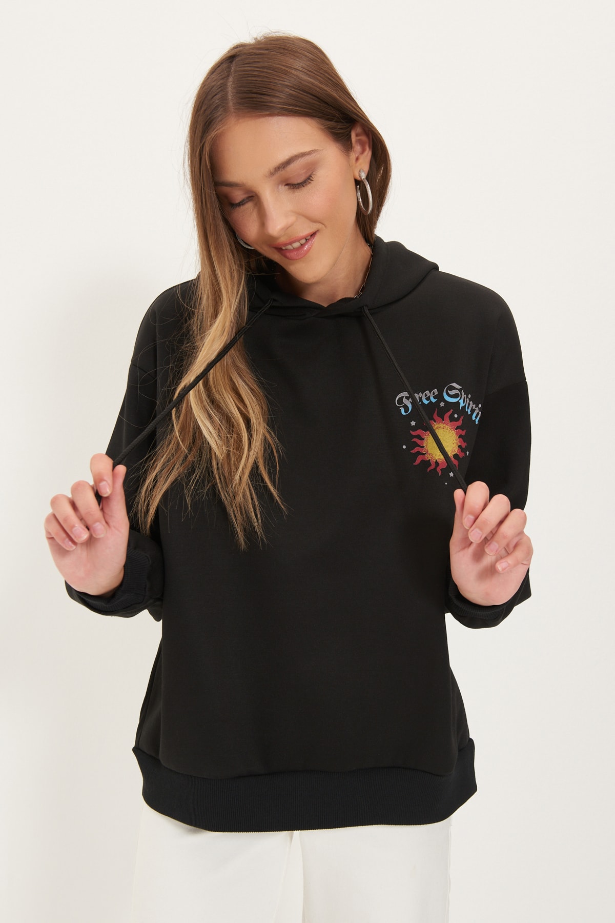 TRENDYOLMİLLA Siyah Baskılı Kapüşonlu Örme İnce Sweatshirt TWOAW22SW1065