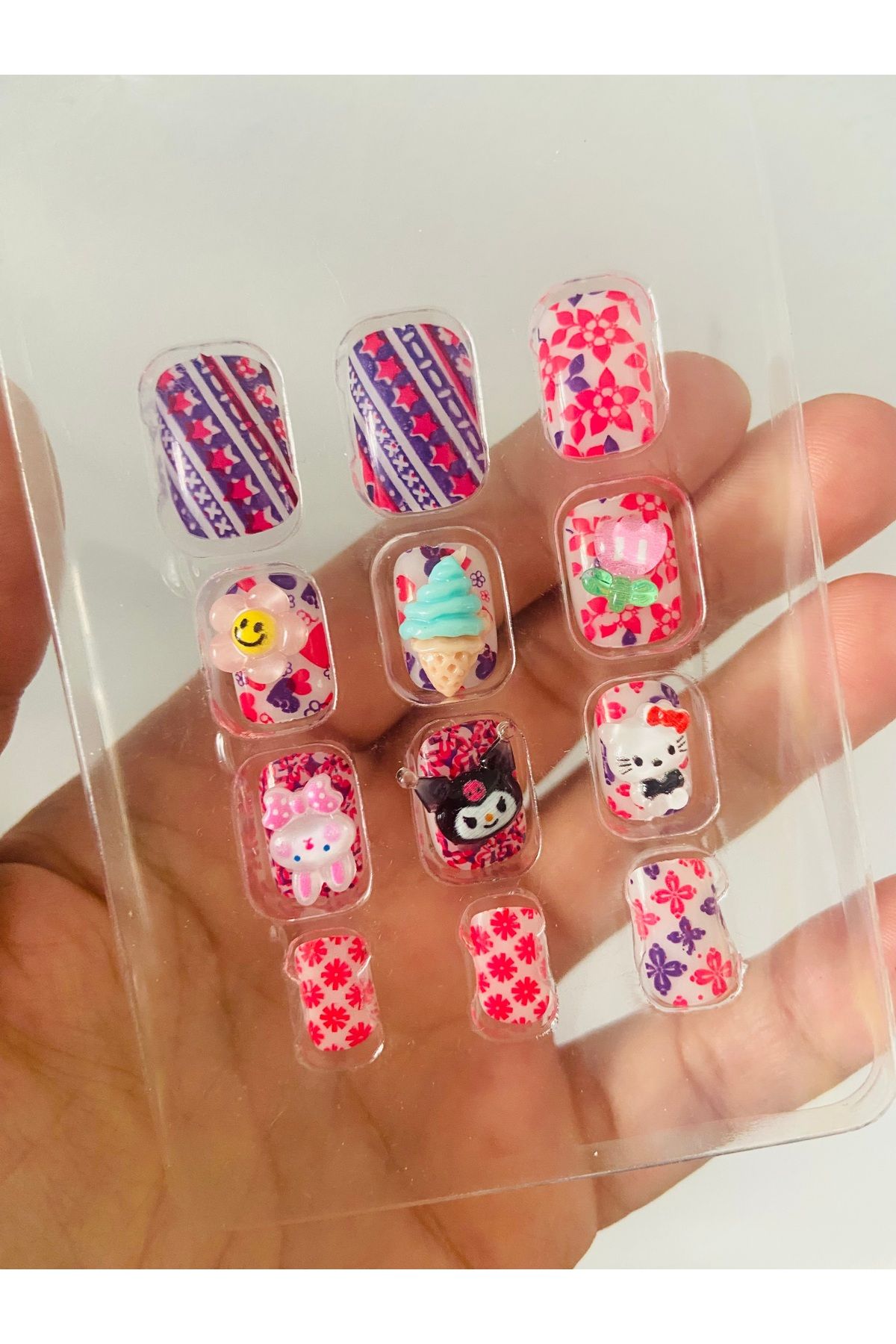 Kuromi Hello Kitty My Melody Pompompurin Figür Sanrio Kawaii 12 adet Çocuk Takma Tırnak Nail Art