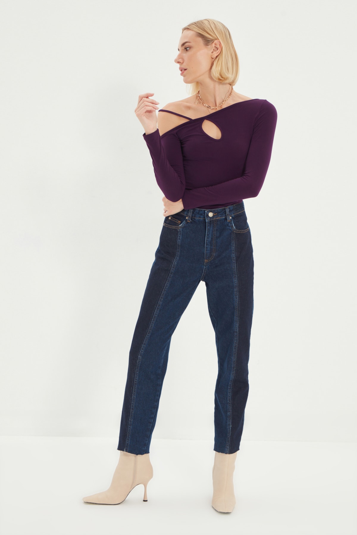 TRENDYOLMİLLA Koyu Mavi Blok Yıkama Detaylı Yüksek Bel Mom Jeans TWOAW20JE0109